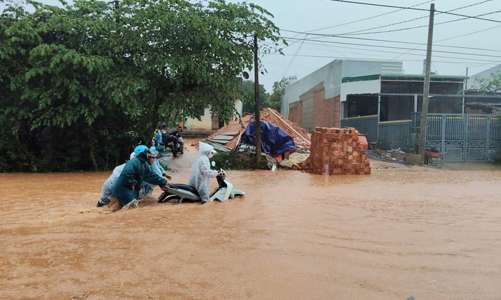 Mưa lớn giữa mùa khô, quốc lộ ở Lâm Đồng ngập sâu