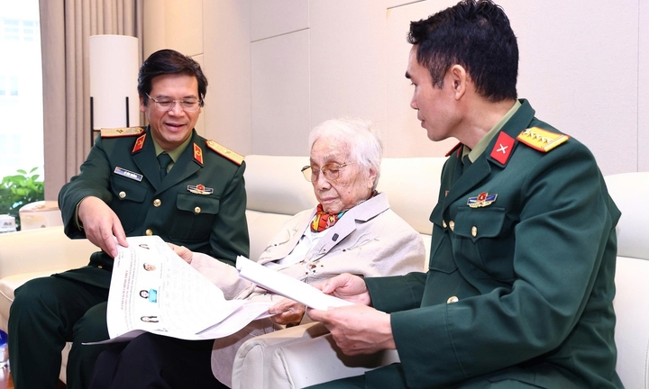 Nguyên Phó Chủ tịch nước Nguyễn Thị Bình bỏ phiếu tại Bệnh viện 108