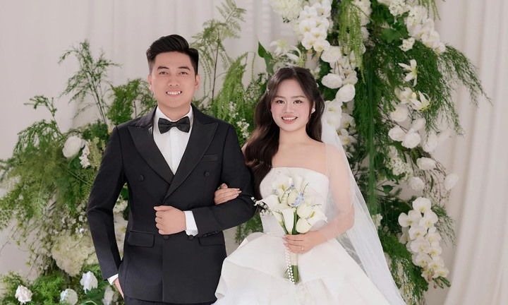 Cô dâu, chú rể Hải Phòng đi bỏ phiếu bầu cử ngay sau đám cưới gây sốt