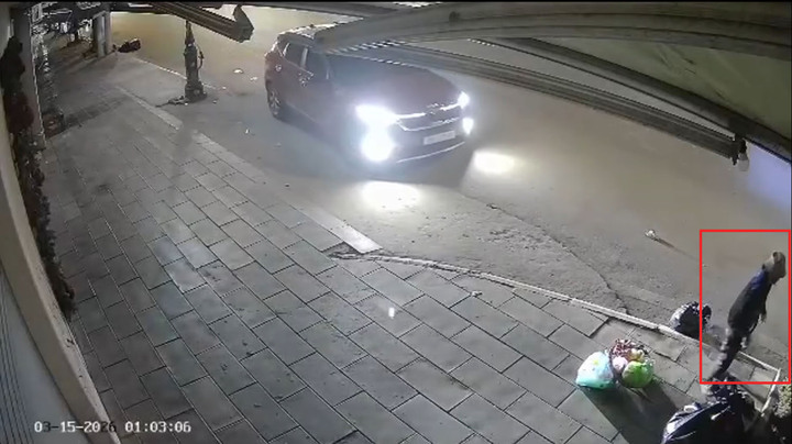 Triệu tập tài xế lao ô tô lên vỉa hè tông gãy chân người phụ nữ rồi bỏ trốn