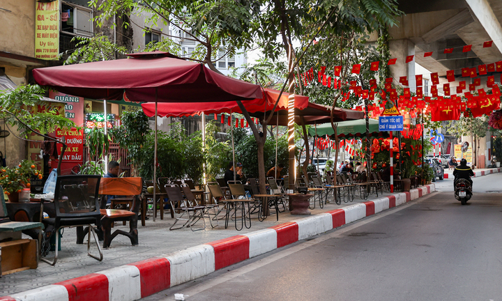 Dẹp hàng quán lấn chiếm gầm cầu đường sắt Cát Linh - Hà Đông