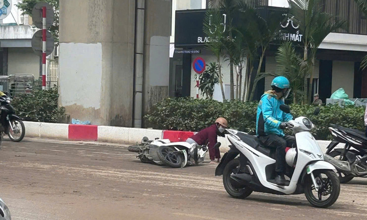 Phạt 3 tài xế ô tô tải làm rơi vãi bùn đất khiến người đi xe máy trượt ngã