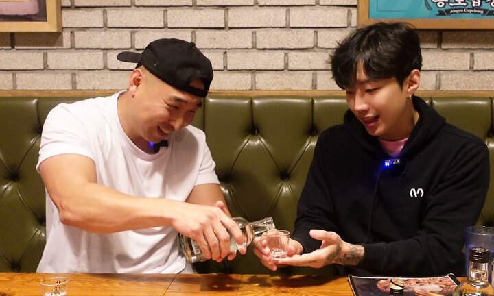 Văn hóa Hàn Quốc vì sao không tự rót rượu cho chính mình?