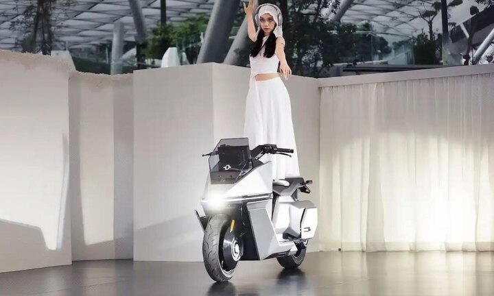 Xe máy điện tự cân bằng đầu tiên trên thế giới được sản xuất hàng loạt