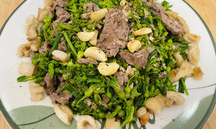 Cách làm bò xào hoa thiên lý thơm ngon 