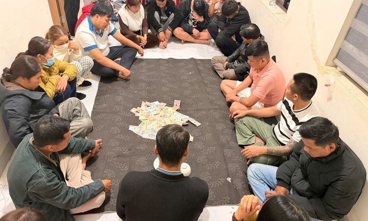 Bắt 'nữ quái' biến nhà riêng thành sới bạc cho 16 người sát phạt