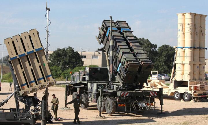 Iran nã tên lửa dồn dập, Israel có thể cạn 'lá chắn bầu trời'?