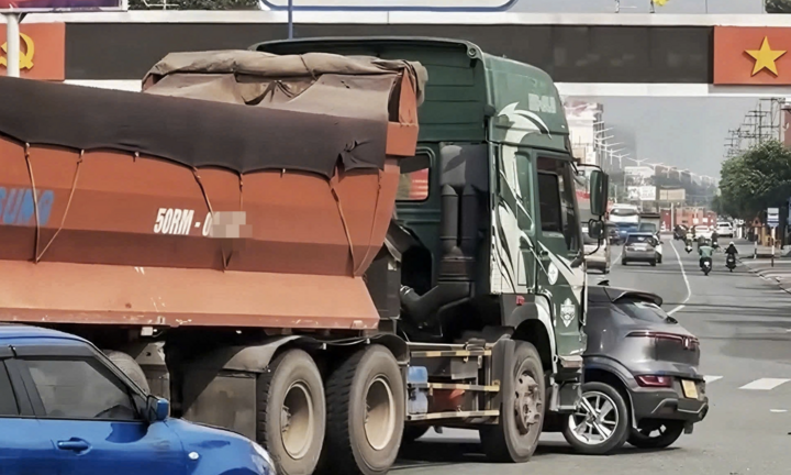 Công an TP.HCM thông tin vụ xe đầu kéo đẩy ô tô trượt 15m trên đường