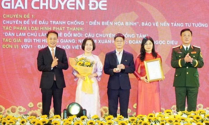 Tôn vinh 34 tác phẩm báo chí tiêu biểu góp phần xây dựng Đảng bộ TP Hà Nội