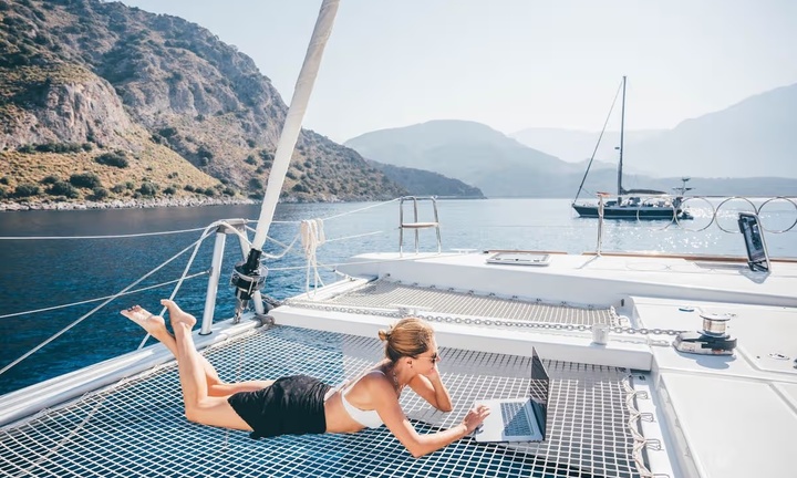 Công việc không cần bằng cấp giúp cô gái du lịch miễn phí, 24 tuổi đã mua nhà