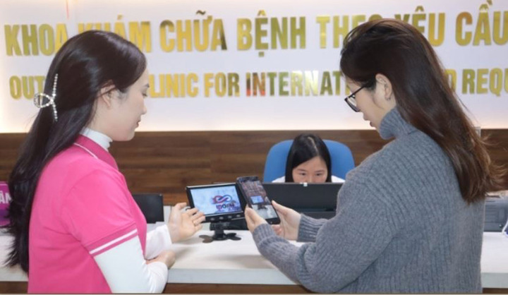 Đi viện công giờ nhàn tênh, hết cảnh cầm xấp giấy tờ, tiền mặt chạy khắp nơi