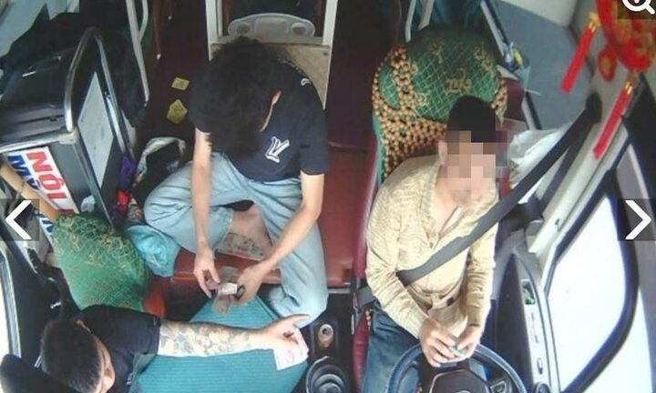 Tài xế xe khách vừa đánh bạc vừa lái xe trên cao tốc