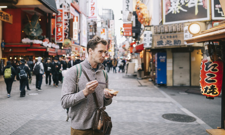Vì sao người Nhật Bản không bao giờ vừa đi vừa ăn trên phố?