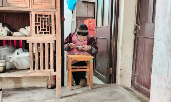 Chế độ ăn ngủ 'độc lạ' của cụ bà 50 năm không vào viện