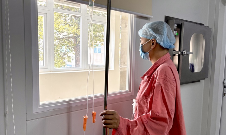 Phía sau cánh cửa vô trùng, bệnh nhân chỉ mong 'sớm được về ôm con’
