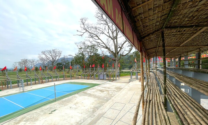 Sân bóng chuyền 'độc lạ' được làm bằng tre ở lễ hội hoa gạo Nghệ An