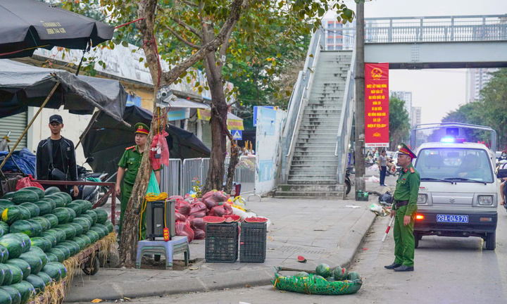 Tiểu thương chợ đầu mối Hà Nội chiếm vỉa hè, nháo nhác dọn hàng khi thấy công an