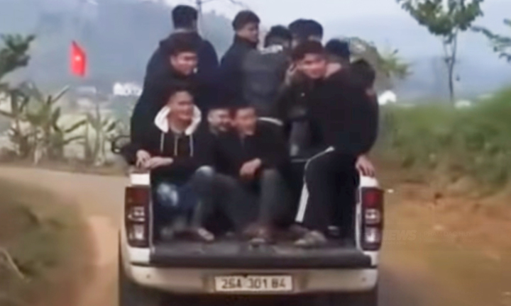 Chở 10 người trên thùng xe bán tải, tài xế bị phạt 5 triệu đồng