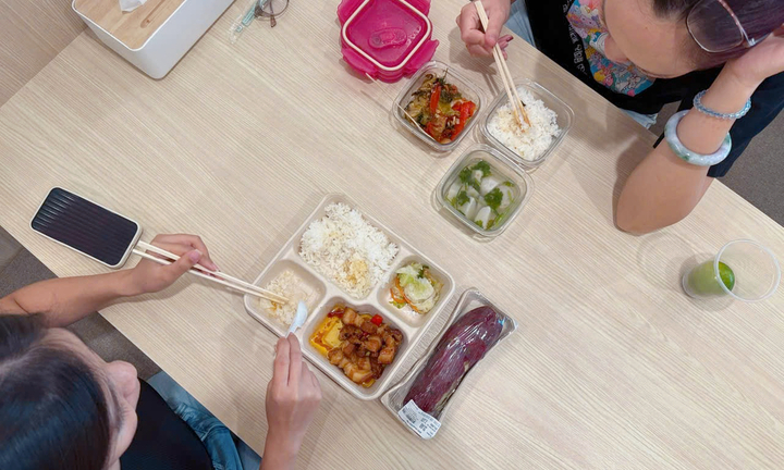 Hàng quán tăng giá, dân văn phòng rủ nhau thành lập 'hội cơm nhà'