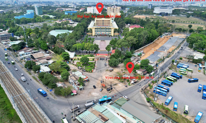 Cổng chính Đại học Quốc gia TP.HCM dang dở vì vướng mặt bằng