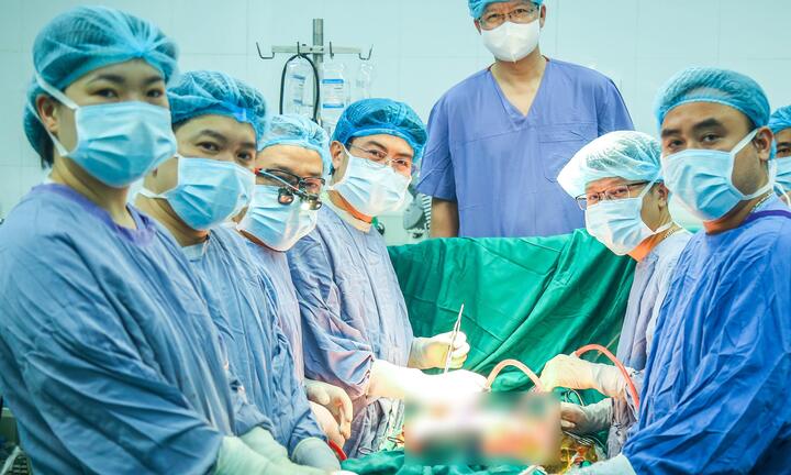 Kỳ tích Việt Nam: Nhận tim gan người này, hiến ngay gan mình cứu người khác