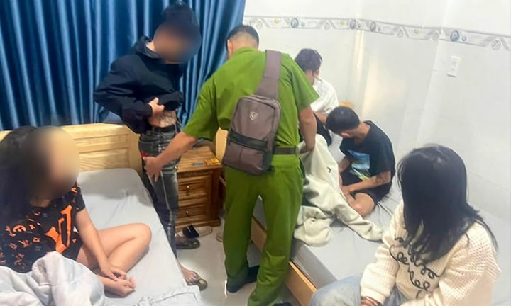 Tạm giữ 2 gã trai rủ bé gái dưới 14 tuổi vào nhà nghỉ ở Gia Lai