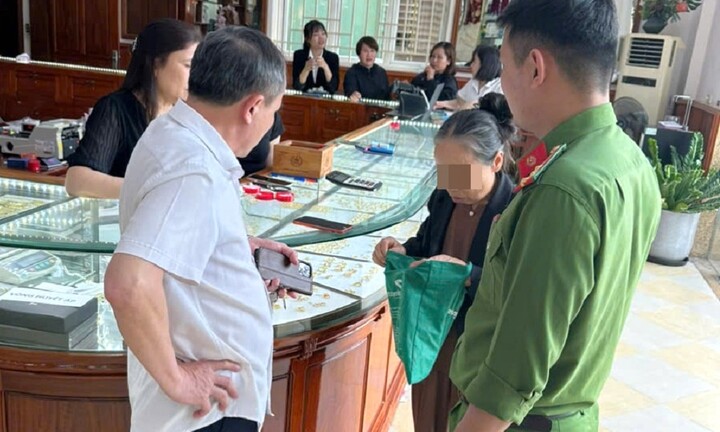 Giả danh công an, lừa cụ bà bán 19 chỉ vàng