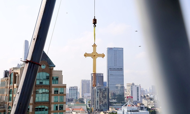 Lắp hai Thánh giá mạ vàng nặng 400kg lên đỉnh Nhà thờ Đức Bà