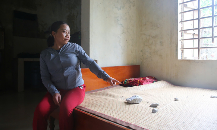 Tạm dừng khai thác mỏ sau vụ nổ mìn khiến đá bay thủng mái nhà dân