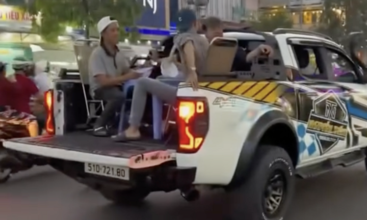 Xác minh clip nhóm người ngồi ăn uống sau xe bán tải đang chạy ở TP.HCM