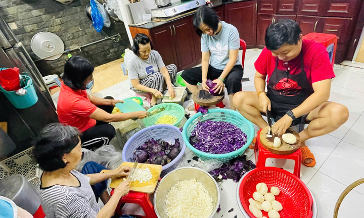 Giá cả leo thang, những bếp ăn 0 đồng vẫn bền bỉ tiếp sức người khó khăn