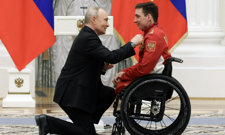 Ông Putin quỳ gối trao huân chương cho VĐV Nga ngồi xe lăn vô địch Paralympic