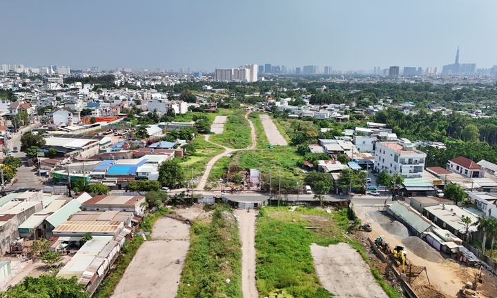 Công trường Vành đai 2 TP.HCM vắng lặng sau 3 tháng tái khởi động 