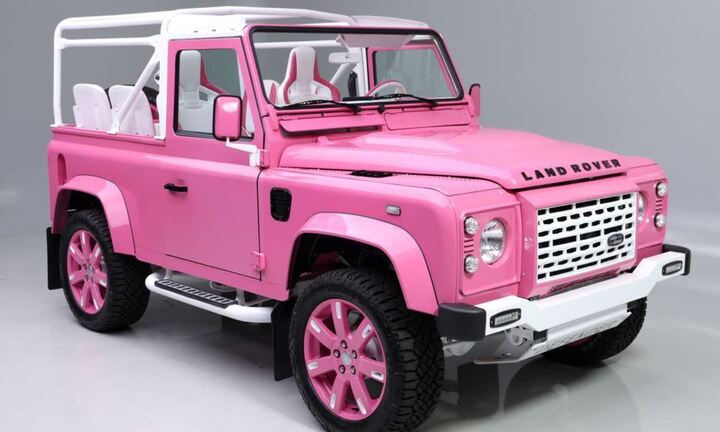 Defender 90 màu hồng 'độc lạ' lên sàn, giá bán gây tò mò