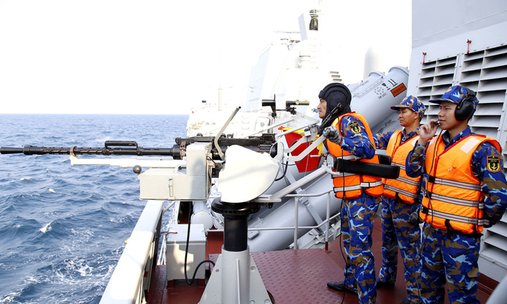 Hải quân Việt - Trung huấn luyện bắn đạn thật chống cướp biển