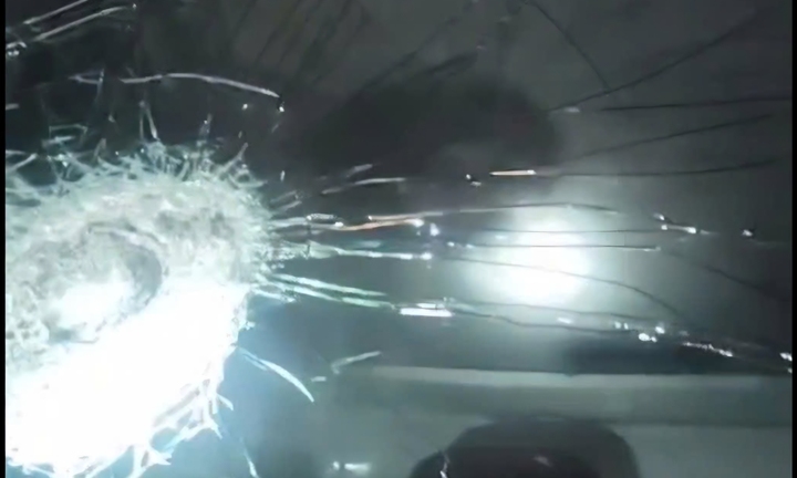 Nhiều ô tô vỡ kính khi chạy trên cao tốc qua Quảng Trị, nghi bị ném đá