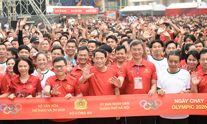 Biển người phủ kín bờ hồ Hoàn Kiếm hưởng ứng Ngày chạy Olympic 2026