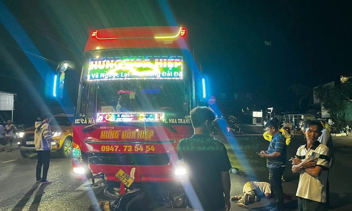 Xe máy va chạm xe khách trên Quốc lộ 1, 2 người tử vong