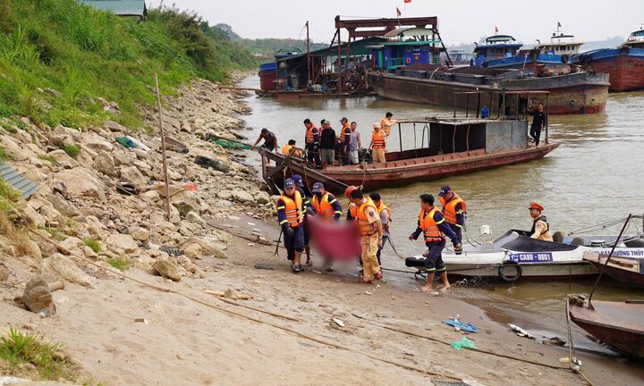 Chìm tàu hút cát ở Phú Thọ, 2 người chết và mất tích