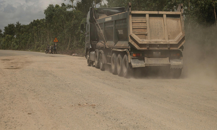 Đường vào khu kinh tế ở Quảng Trị hỏng tan tác vẫn oằn mình 'cõng' xe cỡ lớn