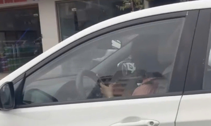 Nữ tài xế vừa lái xe vừa bấm điện thoại ở Hà Nội bị xử phạt