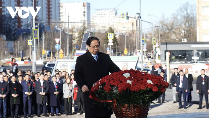 Thủ tướng Phạm Minh Chính đặt hoa tại Tượng đài Chủ tịch Hồ Chí Minh tại Moskva