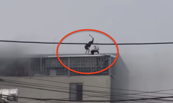 Video 2 người phá mái tôn cứu người mắc kẹt trong nhà 7 tầng cháy rừng rực