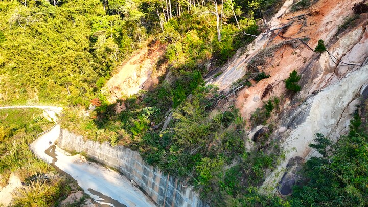 'Sạt lở treo đỉnh đầu' trên tuyến đường Trường Sơn Đông nối Lâm Đồng – Đắk Lắk