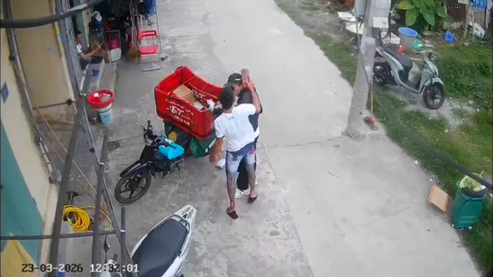 Nam shipper ở Hưng Yên bị đánh bằng gạch khi đang lựa hàng giao cho khách 