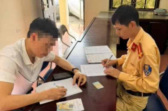 Dừng xe ngược chiều trên đường Võ Nguyên Giáp, tài xế Hà Nội bị xử phạt