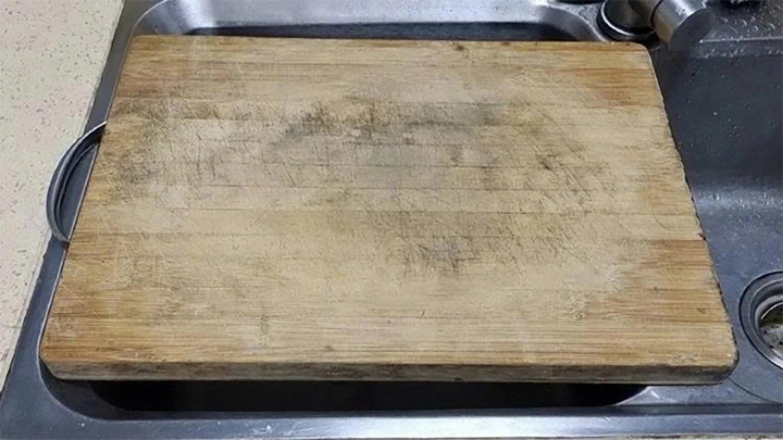 Mẹo làm sạch thớt gỗ bẩn lâu ngày