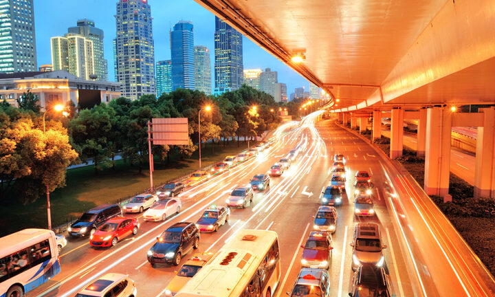 Mức phạt lỗi ô tô vượt bên phải xe khác theo quy định mới nhất