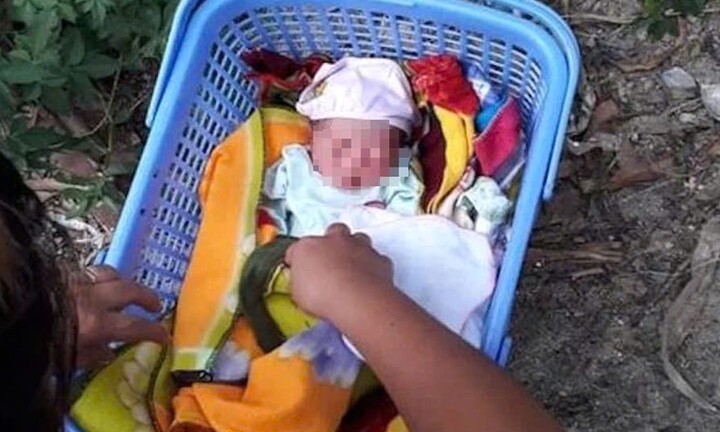 Phát hiện bé trai sơ sinh bị bỏ rơi trước cổng nhà dân ở Nghệ An