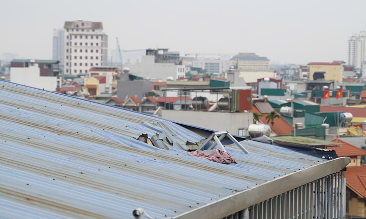 Cận cảnh lối thoát hiểm trên mái nhà cứu 7 người trong vụ cháy ở Hà Nội